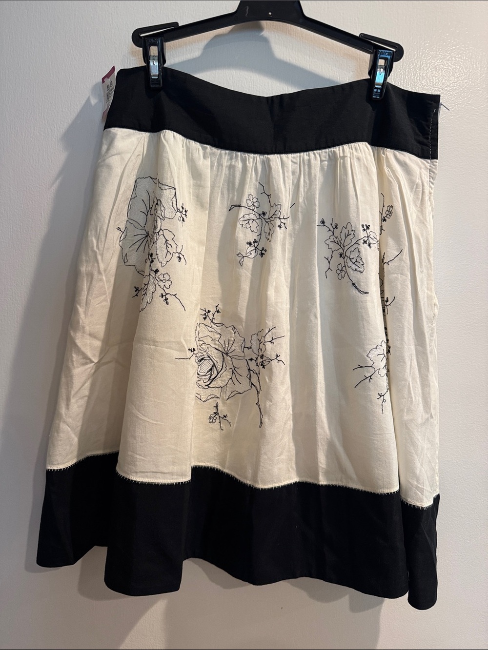 BCBGMaxAzria Size 4 Floral Embroidered Aline skirt.